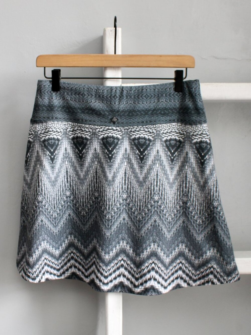 prAna Gray Feather Chevron A-Line Mini Skirt Size Small - Picture 2 of 5
